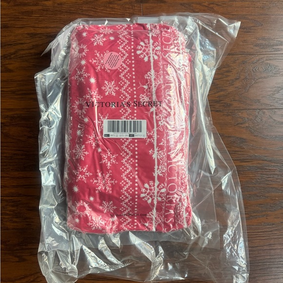 [Victoria’s Secret] Sherpa Fleece Holiday Blanket Cozy Snowflake - Picture 5 of 7
